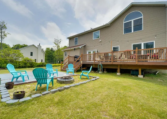 Pocono Home With Hot Tub And Fire Pits 1 Mi To Lakes!