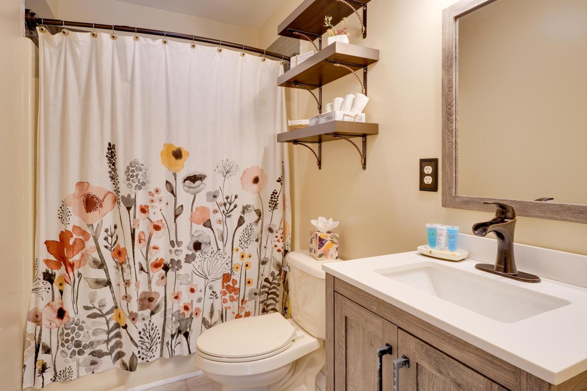 Holiday home Pocono With Hot Tub And Fire Pits 1 Mi To Lakes!