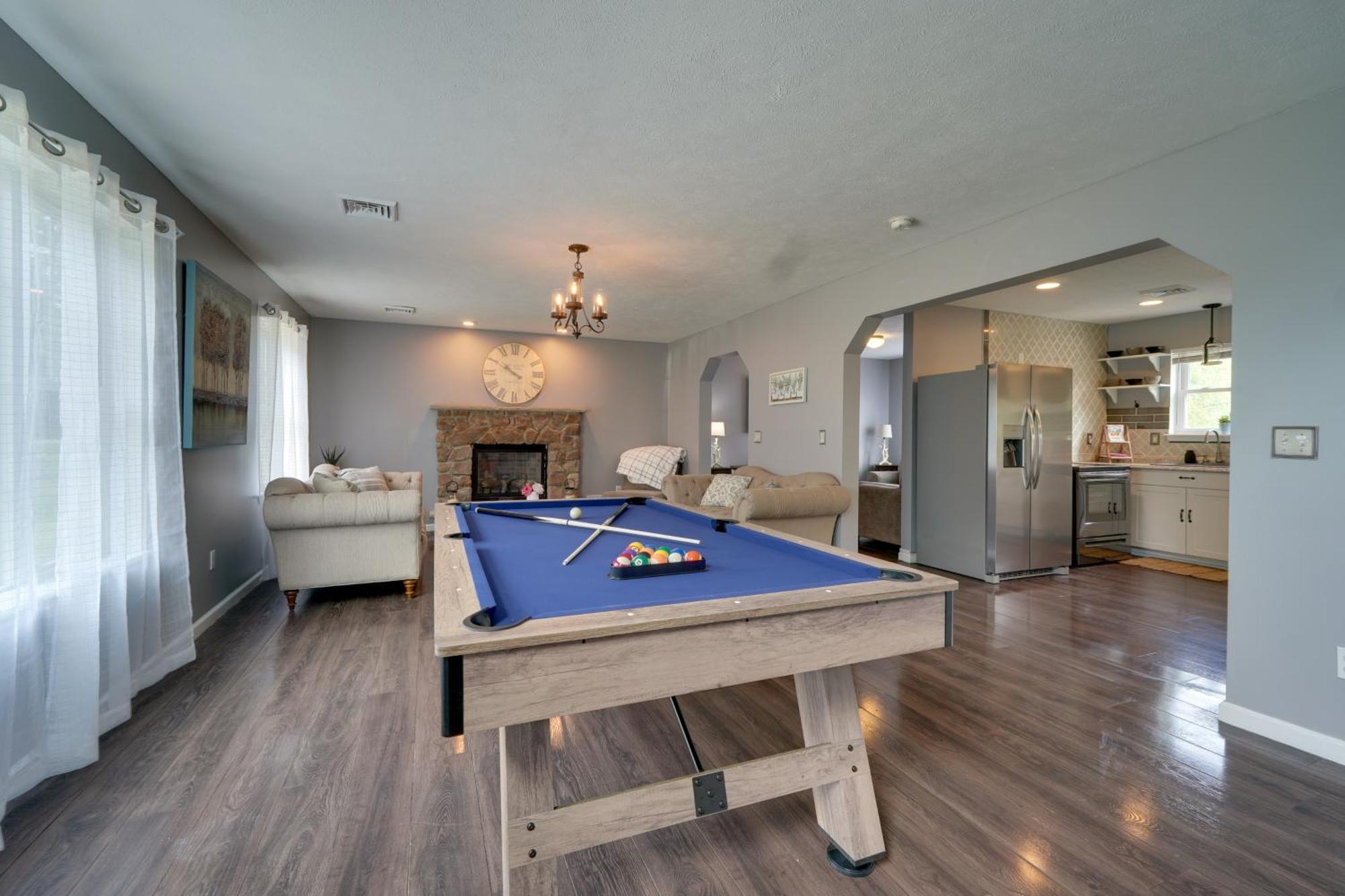 Pocono With Hot Tub And Fire Pits 1 Mi To Lakes! Holiday home *