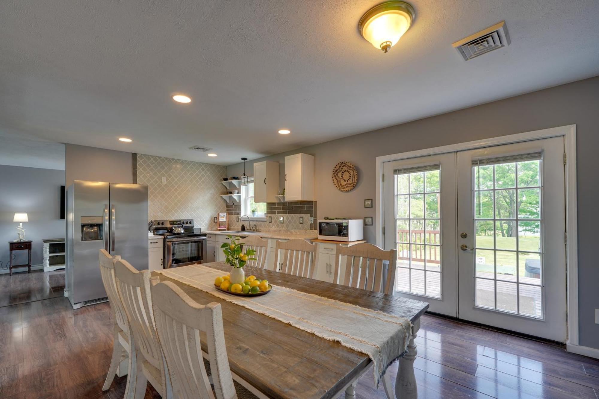 Pocono With Hot Tub And Fire Pits 1 Mi To Lakes! Holiday home *