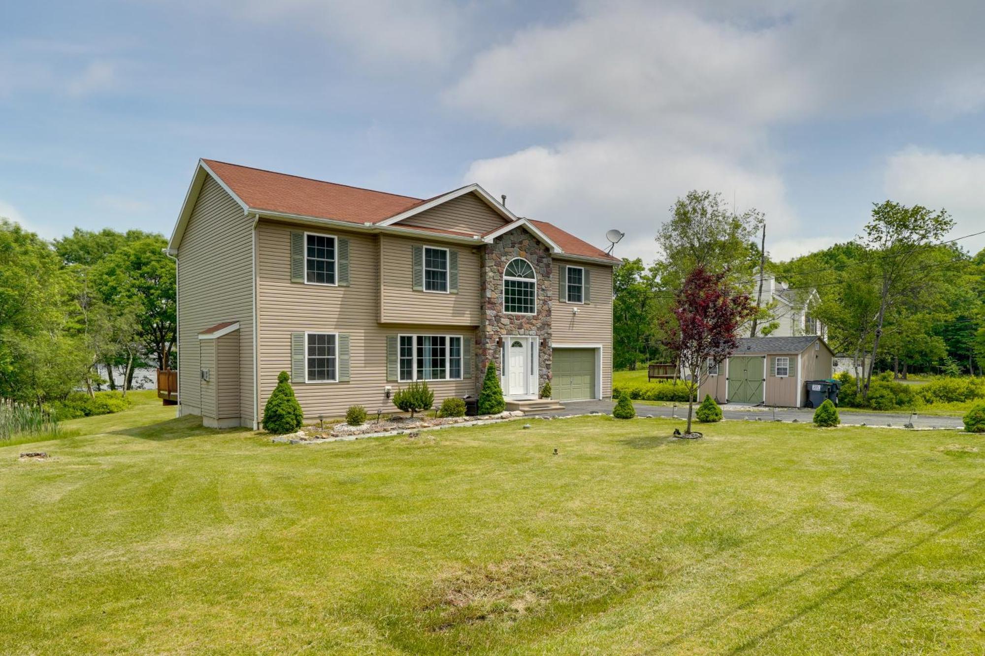 Pocono With Hot Tub And Fire Pits 1 Mi To Lakes! Holiday home Long Pond